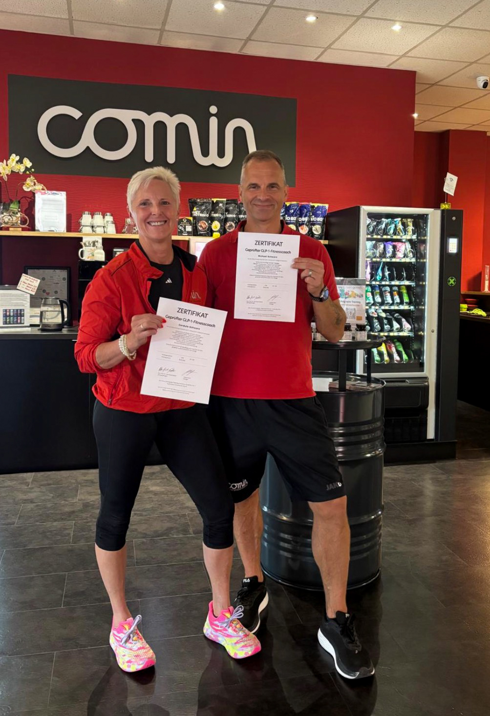 Cordula und Michael mit ihren Zertifikaten als GLP-1 Fitness Coaches im COMIN Fitnessclub